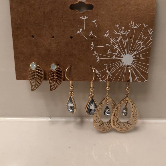 Jewelry - NEW Gold Earrings